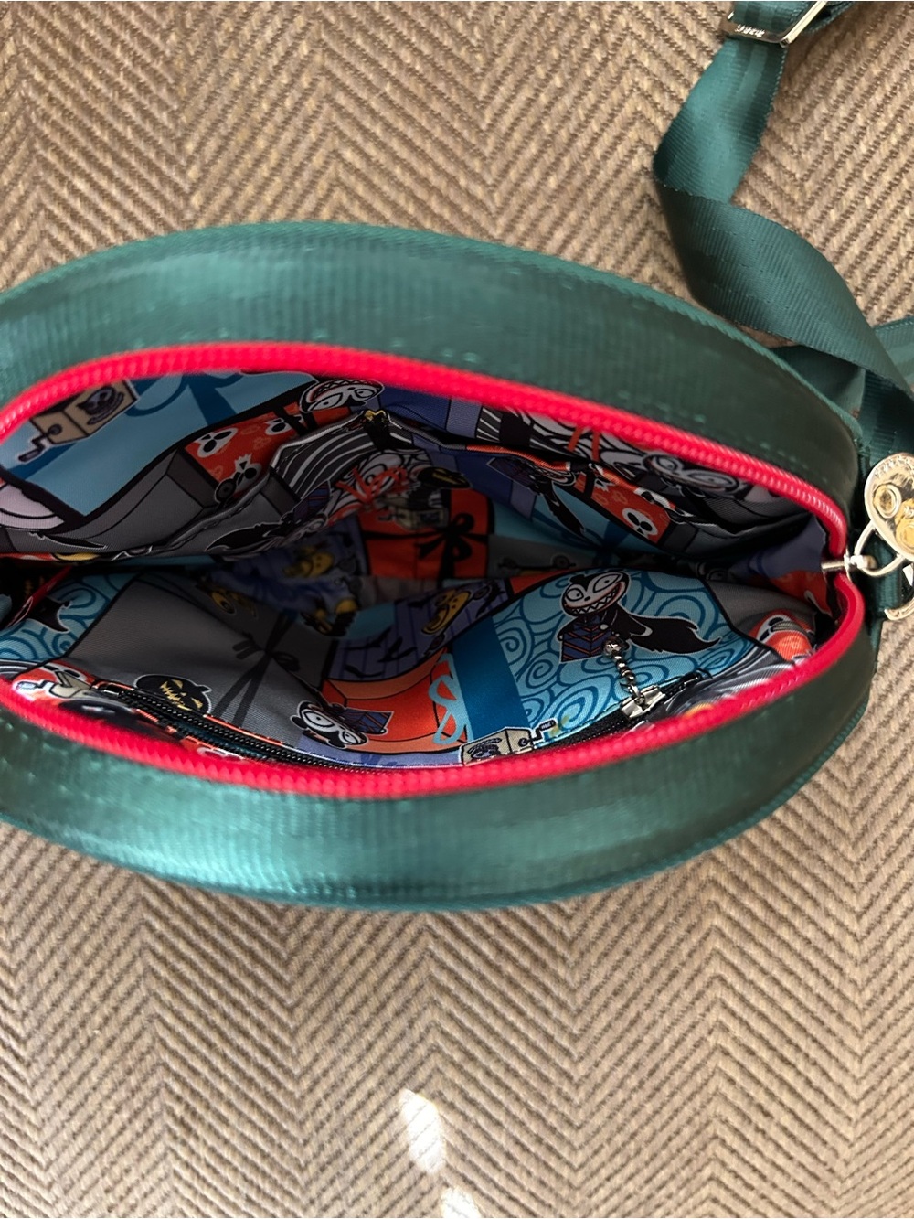 Harvey’s nightmare before Christmas man eating wreath convertible crossbody - Picture 3 of 3